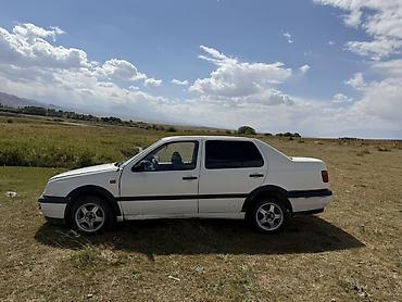 camry 55 2017: Volkswagen Vento: 1993 г., 1.8 л, Механика, Седан — 2