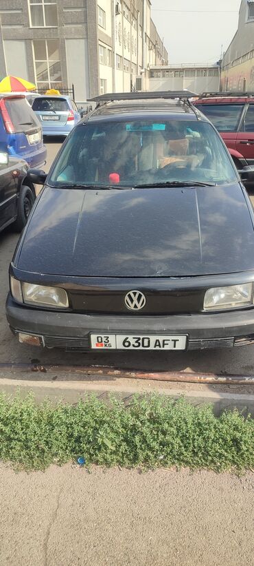 калпак авто: Универсал Volkswagen Passat B3 черного цвета с рейлингами на крыше