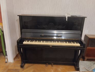 music gallery inqilab: Upright pianino – klassik qara korpuslu, ağ-qara klavişlərlə. Korpusun