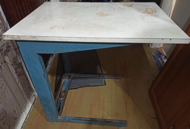 стол с железными ножками: Журнальный Стол, цвет - Белый, Б/у
