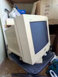 Masaüstü kompüterlər və iş stansiyaları: Köhnə Sony komputer və hissələri. sistem bloku, disketler, kalonka — 2