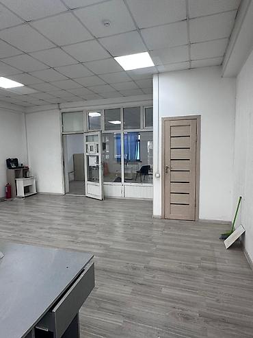 Коммерческая недвижимость: Коммерческое помещение 78,5 м², высота потолков 3,3 м. Планировка: - — 1