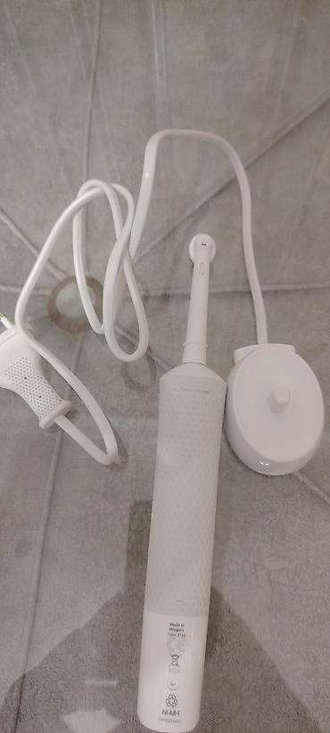 блендер 3 в 1: Oral-B Braun markalı elektrikli diş fırçası. Dəstə ağ rəngli, nöqtəli — 3