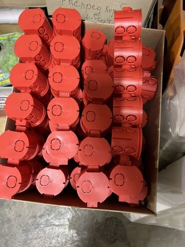 Электротоварлар: Круглые монтажные коробки красного цвета, предназначенные для