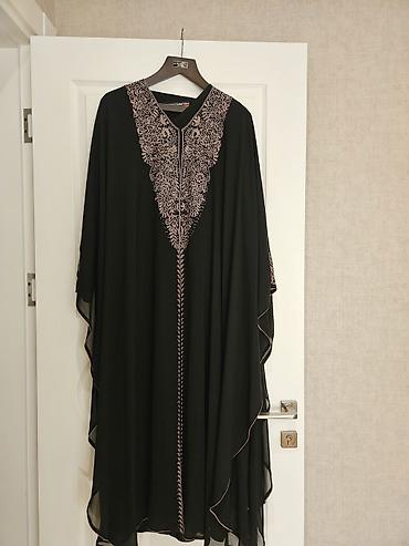 Qara kaftan/abaya – zərif naxışlı - Rəng: dərin qara - Parça: yüngül