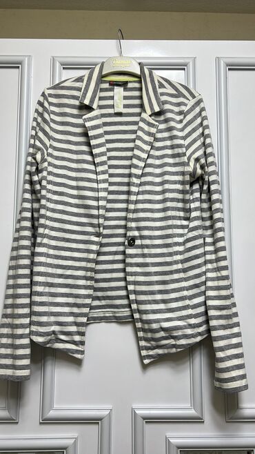 Пиджаки: Jaket çox səliqəli geyilib