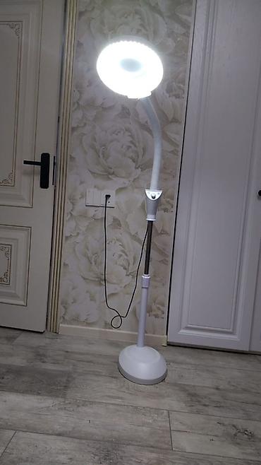 plastik bocka: LED işıqlandırmalı döşəmə tipli lupa-lampa - 360° çevrilən elastik — 1