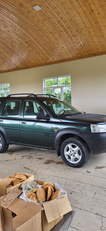 masın aksesuarları: Land Rover Freelander markalı, tünd yaşıl rəngdə olan avtomobil