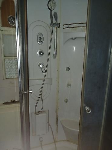 бак для воды в квартиру: Б/у Кабинка с закрытым верхом, Угловая, Платная доставка, Доставка в районы — 3