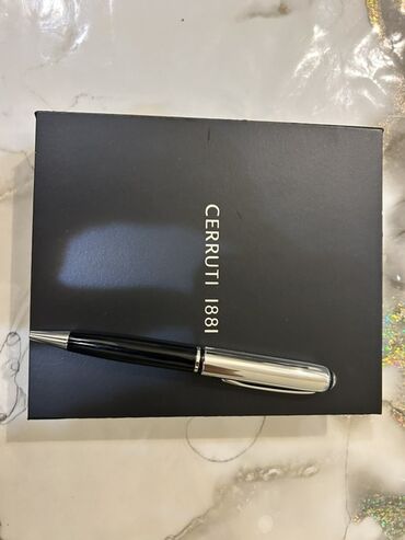Qələmlər: Cerruti 1881 qara və gümüş rəngli dəbli qələm. Ofisdə və ya gündəlik