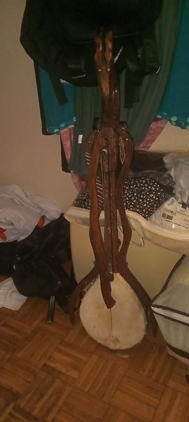 crne komode: Unikatni ručno rađeni stalak za muzički instrument sa dekorativnim — 1