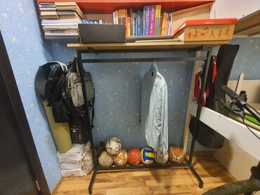 стоячая вешалка для одежды: Metall asqı stendi və yuxarı rəfli saxlama sistemi - Möhkəm metal