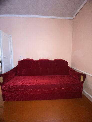 каракол диван: Прямой диван, цвет - Красный, Б/у