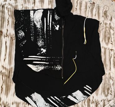 утепленные спортивные костюмы: Qara-ağ abstrakt printli idman dəsti - Üst geyimi: kapüşonlu, önü tam