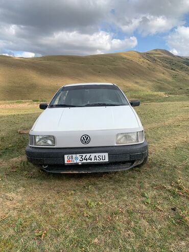 vvti матор: 1.8 моно 1991 год Срочна. Белый седан Volkswagen Passat с