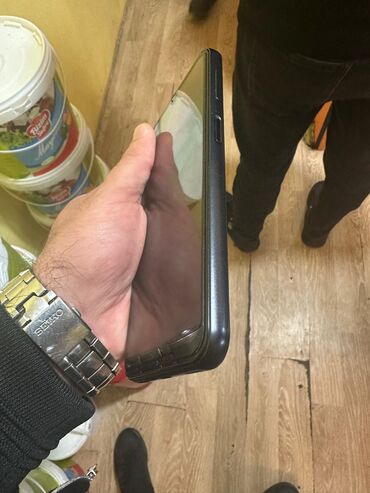 Digər mobil telefonlar: Smartfon – damcı formalı ön kamera çıxıntısı olan böyük ekranlı model — 11