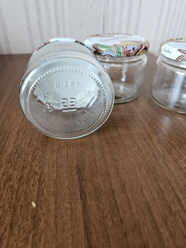 Balonlar, bankalar: Təcili. Yaxşı veziyyetde 330 qramlıq bankalar satılır.Bir bankanın — 4