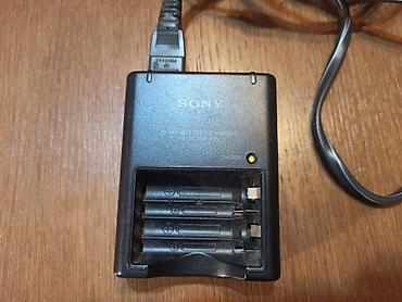 usb za auto: SONY punjač baterija od 1,5V. Može da puni dve baterije istovremeno — 1