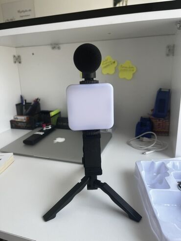 Məzmun yaradıcıları üçün komplekt – mikrofon, LED işıq, telefon