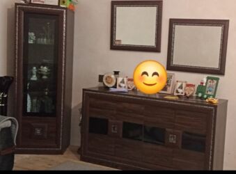 Çarpayılar: Qonaq otağı mebel dəsti Tərkibi: - Şkaf-vitrin: Şüşə qapılı, daxili