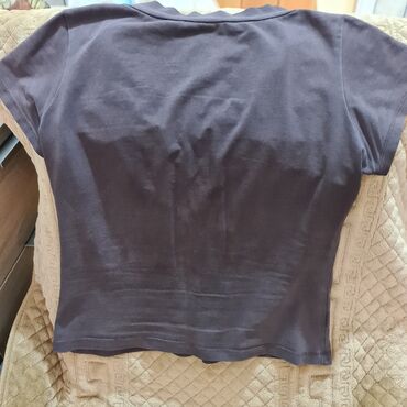 Kompleti: Dva ženska komada odeće – majica i pantalone. Majica: - Kratki rukavi — 2