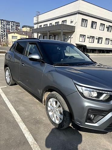 Компактный кроссовер серого цвета (металлик) с контрастной черной