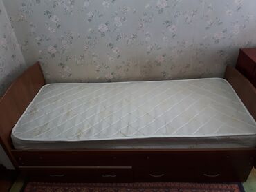 Односпальные кровати: Продаю б/у кровать односпалка в хорошем состоянии. Цена 8000