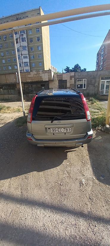 forut satsi: Nissan X-Trail: 2 l | 2002 il Krossover — 4