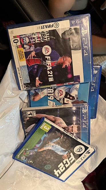 Набор дисков в одни руки с футбольными играми серии EA Sports для
