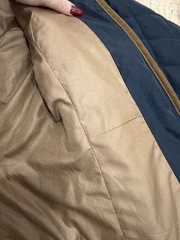 kurta: Qısa, yüngül və isti gödəkçə. Tünd göy rəngdədir, kənar hissələrində — 4