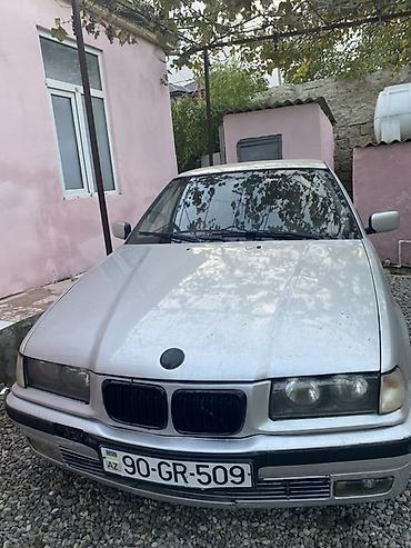 super soco tc: BMW 3 Series E36 sedan – gümüşü rəngdə. Xüsusiyyətlər: - Kuzov — 1