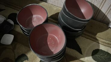 Посуда: Предлагается набор различной посуды, включающий круглые и квадратные — 23