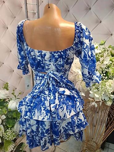 karol basic: Dvodijelni ženski komplet – bluza i suknja, plavo‑beli floralni print — 2