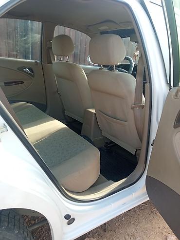 Другие детали салона: Легковой автомобиль седан, салон бежевый тканевый. Основные — 4