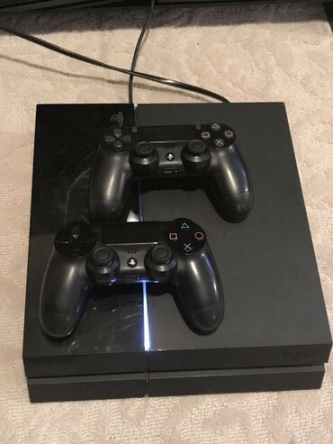 PS4 (Sony Playstation 4): PlayStation 4 oyun konsolu. Komplektə iki ədəd DualShock 4 gamepad