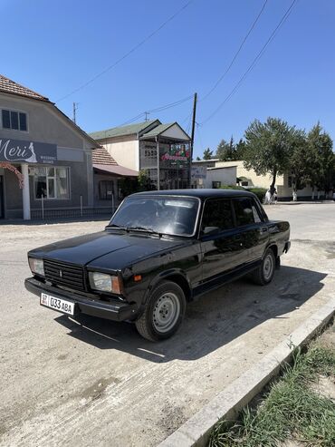 купить бу бокс на крышу автомобиля: Классический седан ВАЗ-2107 черного цвета, известный своей надежностью