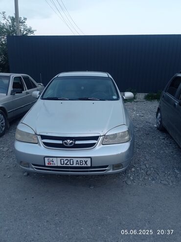 лизинг авто: Daewoo Lanos серебристого цвета. Автомобиль имеет передний привод и