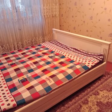 одна спальный кроват: Спальный гарнитур, Двуспальная кровать, цвет - Белый, Б/у
