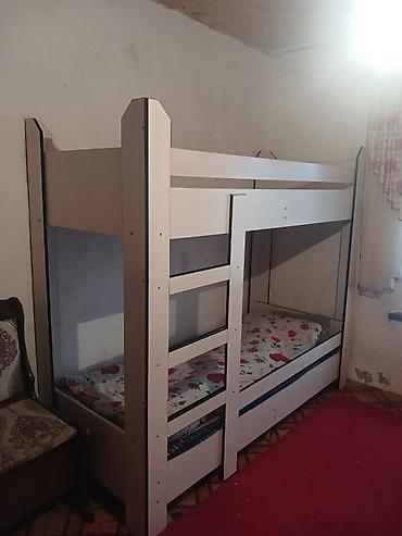 Кровати: Двухъярусная кровать из ЛДСП светлого оттенка. Характеристики: - Два — 4