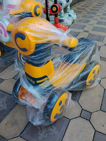 Детский четырехколесный беговел-каталка (ride-on) с ручкой-рулем. -