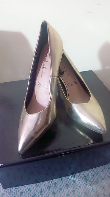 высокие мужские туфли: Qadın Klassik Gümüş Rəngli Dikdaban Ayaqqabı - Model: Şüşəbəbə