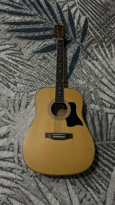 настольный микрофон: Акустическая гитара дредноут, 6 струн. Особенности: - Классическая