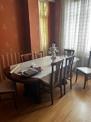 isti su: Yemək masası və 8 nəfərlik stul dəsti (Ispaniya). Masanın açılmadığı — 2