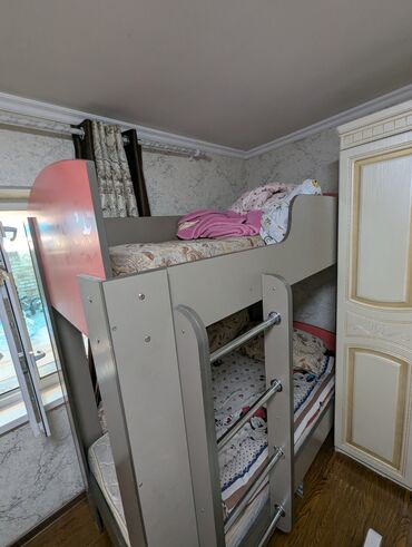 функциональные кровати для дома: Двухъярусная кровать из дерева и ДСП, предназначенная для экономии
