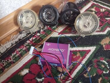 Digər auditexnika: Monero Hi-Fi MP3 Pleyer ilə birlikdə dörd dinamik dəsti. Bənövşəyi