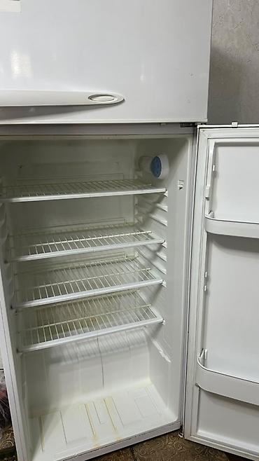 сухой пар: Двухкамерный холодильник классического белого цвета с верхней — 3