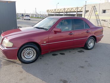 Tünd qırmızı rəngdə, dördqapılı Mercedes-Benz C-Class sedan