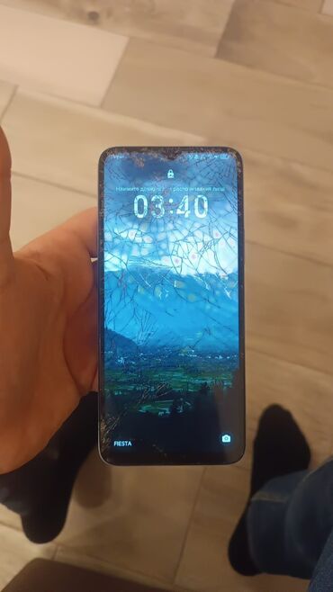 Информатика: Ekranı zədələnmiş smartfon. Cihazın ekranında çatlamış şüşə paneli
