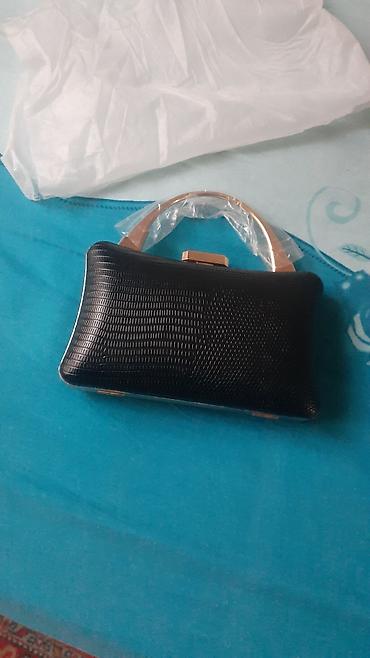 Çantalar: Zərif qızılı rəngli metal tutacaqlı qara rəngli teksturalı klac — 1