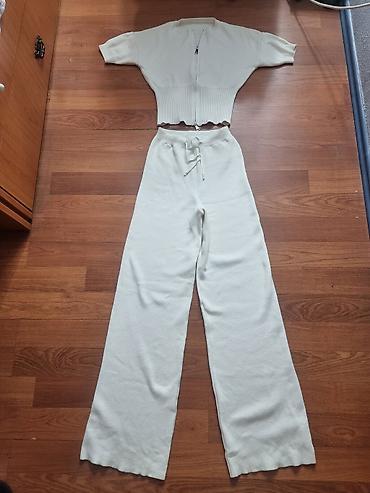 Trenerke: Komplet trikotaza majica i pantalone
S/M velicina
Novo — 1